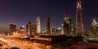 T/L WS LA RL PAN照明摩天大楼和大型建筑工地与起重机，黄昏到夜晚过渡/北京，中国