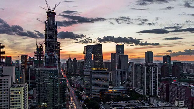 T/L WS HA LR PAN北京CBD区域鸟瞰图，白天到夜晚的过渡