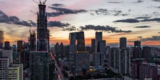 T/L WS HA LR PAN北京CBD区域鸟瞰图，白天到夜晚的过渡
