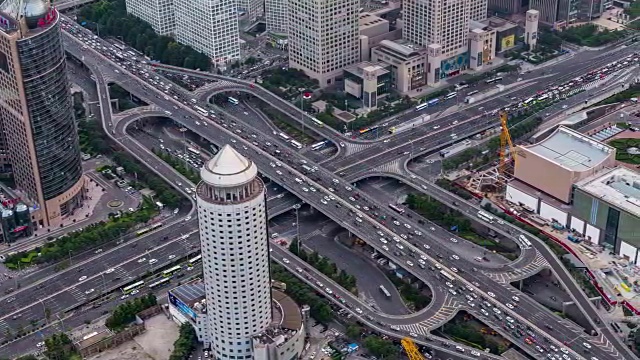 T/L MS HA LR PAN鸟瞰图，北京CBD区域繁忙的立交桥