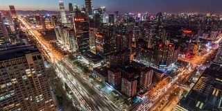 T/L WS HA PAN高架景观北京天际线和道路交汇处，黄昏到夜晚过渡/北京，中国