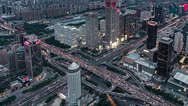 T/L WS HA ZO鸟瞰图北京CBD区域和繁忙的道路交叉口，白天到晚上的过渡