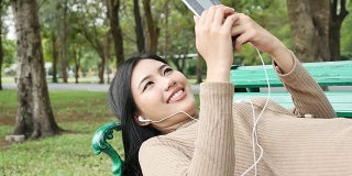 在公园里用音乐放松的女人