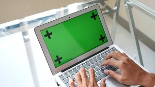 商人使用绿色屏幕的笔记本电脑视频素材模板下载