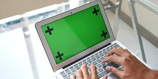 商人使用绿色屏幕的笔记本电脑