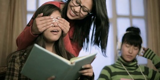 亚洲女学生在宿舍里玩和学习。
