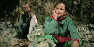 一对尼泊尔农民夫妇在他们的农场。