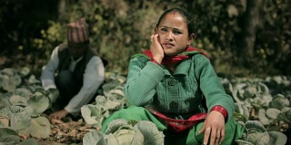 一对尼泊尔农民夫妇在他们的农场。