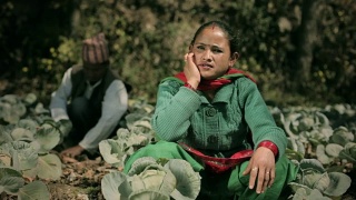 一对尼泊尔农民夫妇在他们的农场。视频素材模板下载