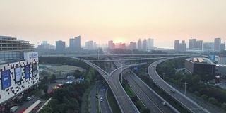 日出时分，拥挤的道路和杭州的城市景观