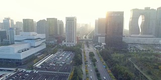 现代城市里现代化的建筑和拥挤的道路。