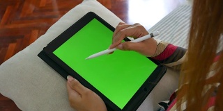 女商人用数字笔在绿色屏幕上写笔记