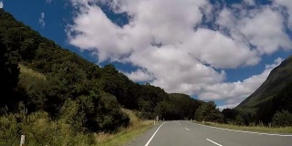 POV汽车沿着新西兰的山路行驶