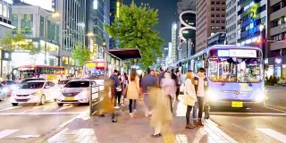 首尔市中心夜间的交通状况。间隔拍摄