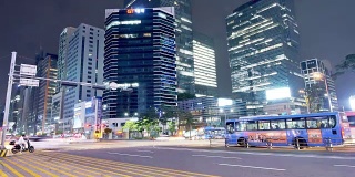 首尔市中心夜间的交通状况。间隔拍摄