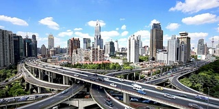 上海市中心的高架道路，交通拥挤，建筑现代化