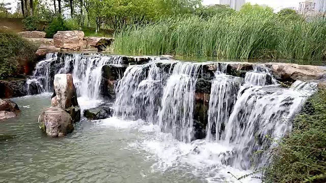 美丽的瀑布在城市公园在合肥