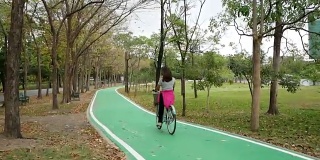 女人在花园里骑自行车