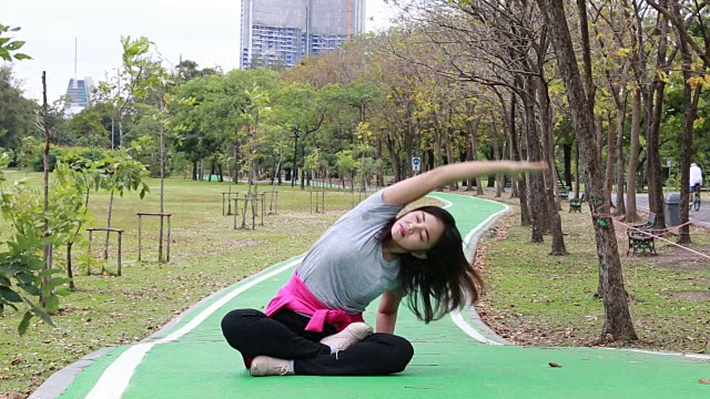 亚洲女人在花园里练瑜伽