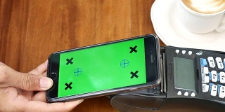 近距离使用智能手机绿色屏幕非接触式支付