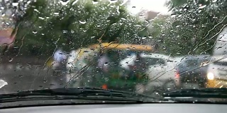汽车在雨季前进