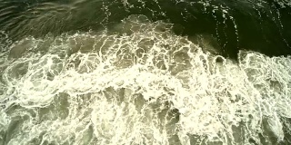 特写航拍镜头的海浪与破浪和高溅