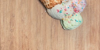 冰淇淋甜筒融化在木制的背景