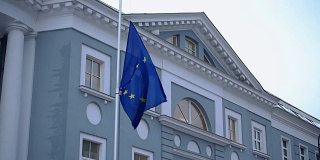 大楼前悬挂着欧盟旗帜