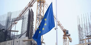 建筑工地前悬挂欧盟旗帜