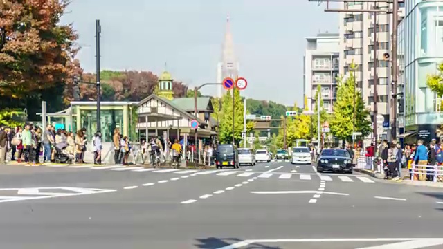 时光流逝:日本东京原宿车站人潮拥挤。