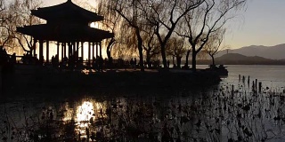摄影:日落下的北京颐和园亭子
