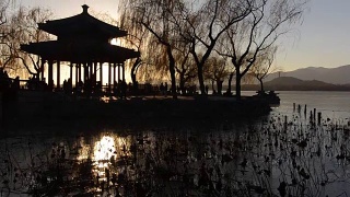 摄影:日落下的北京颐和园亭子视频素材模板下载
