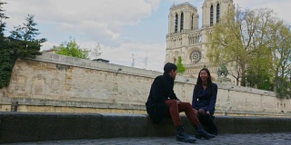 浪漫的年轻亚洲夫妇在巴黎散步