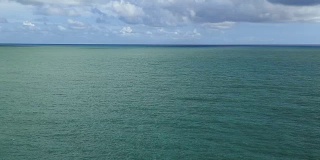 宁静的青绿色的海洋