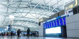 延时:旅客在机场起飞信息板