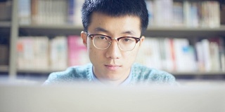 一名学生使用笔记本电脑学习
