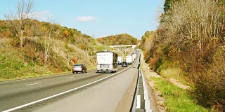 卡车在美国田纳西州高速公路上行驶