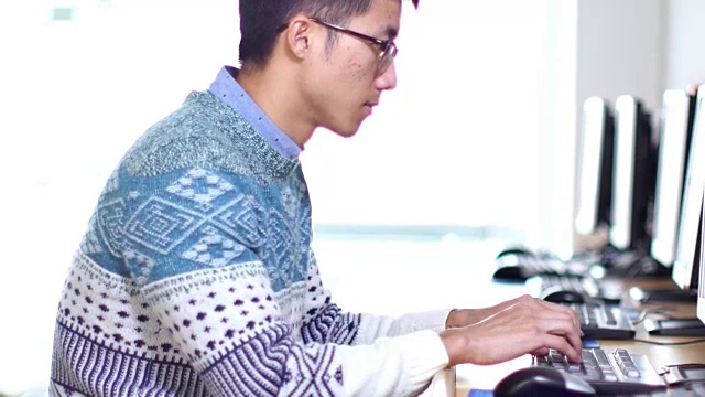 亚洲男子学生使用电脑