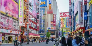 时间流逝:行人挤在日本Tokto秋叶原电器城购物。