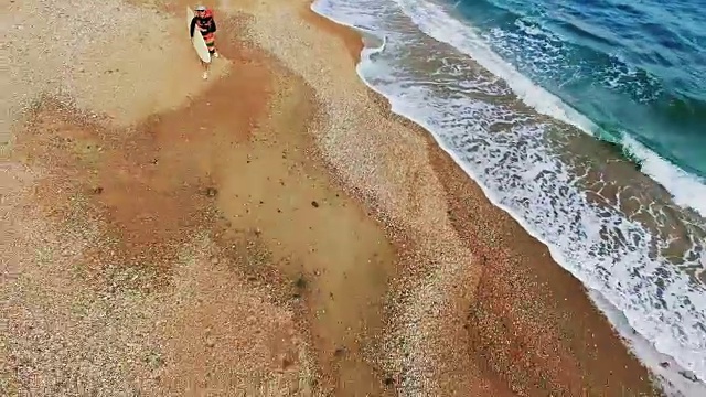 冲浪者在沙滩上狂奔