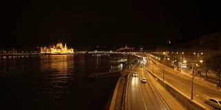 布达佩斯多瑙河河畔和夜晚的国会大厦