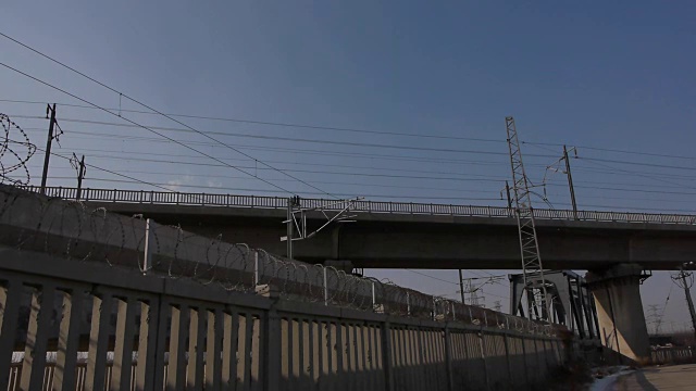 中国、动车组通过高架桥