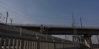 中国、动车组通过高架桥