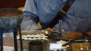 男人手工制作的银项链用煤气燃烧来粘合视频素材模板下载