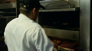 烤牛排放进烤箱视频素材模板下载