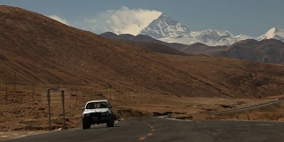 卡车在西藏山区的公路上行驶