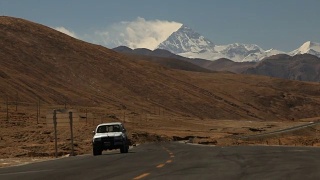 卡车在西藏山区的公路上行驶视频素材模板下载