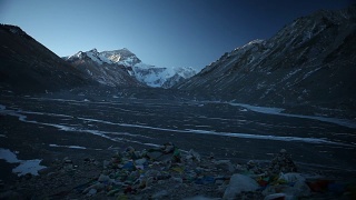 珠穆朗玛峰大本营的祈祷旗视频素材模板下载