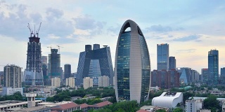 北京城市天际线和CCTV总部鸟瞰图，白天到晚上的过渡