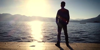 日落时分，一个人站在湖边